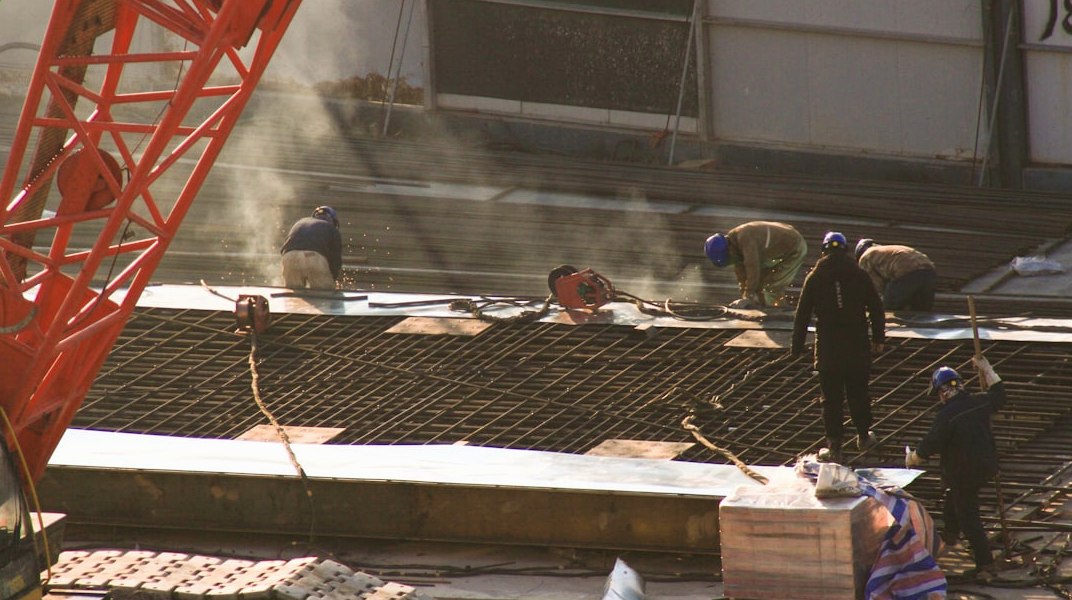 Șantier Brameno cu macara și structură în construcție