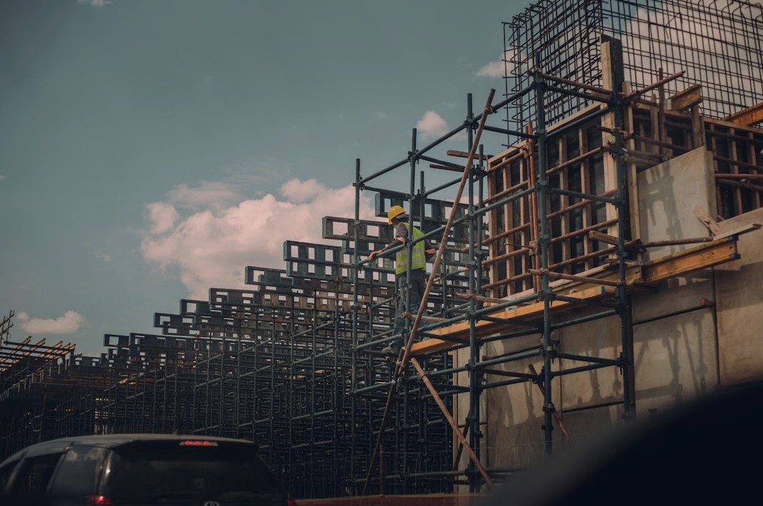 Muncitori Brameno verificând planuri de construcție pe șantier